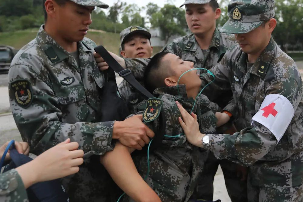 纷纷扰扰的场上战斗，队员拼搏拼杀的简单介绍