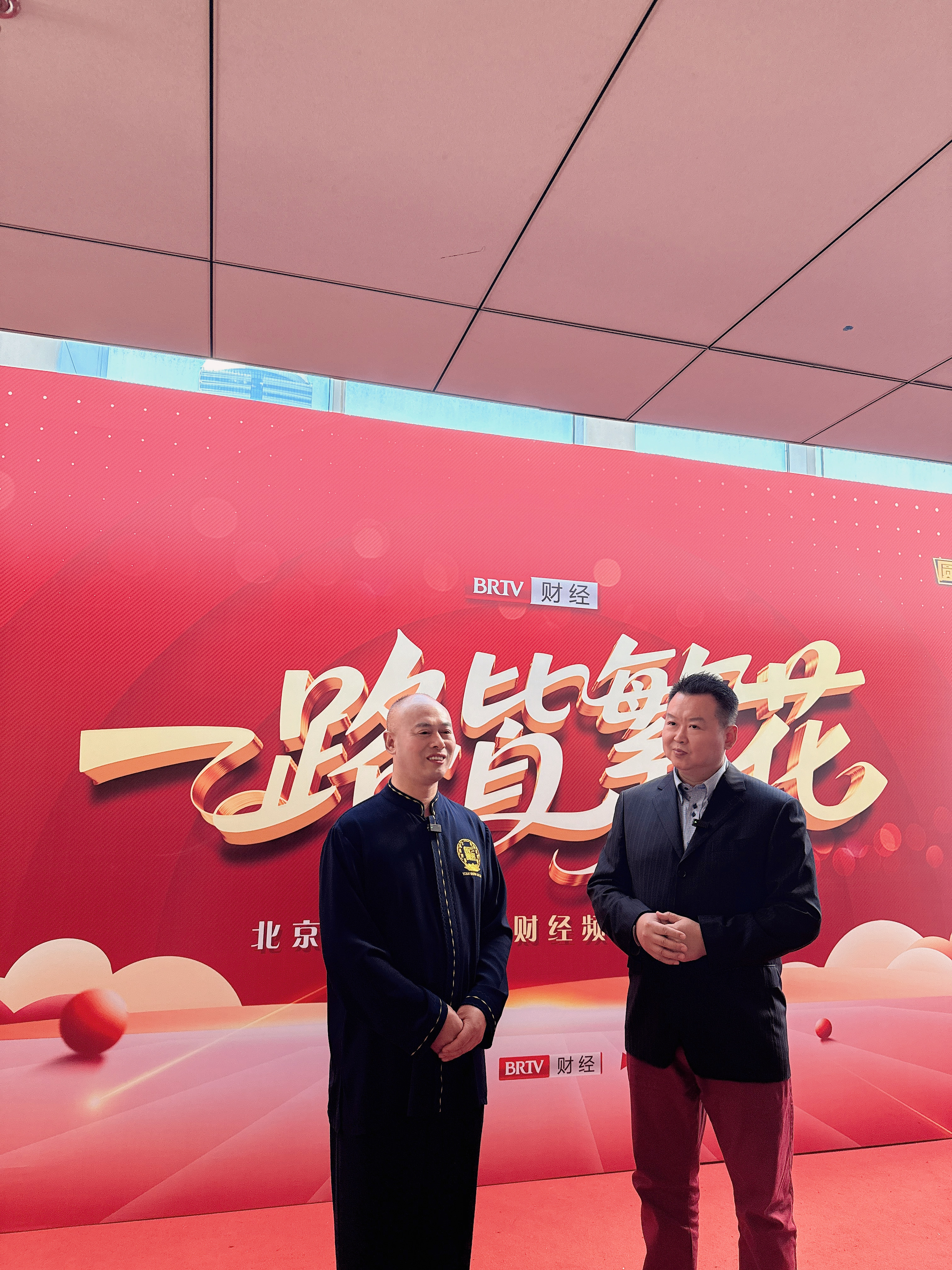 选手表现优异,现场观众掌声不断 选手表现优异,现场观众掌声不断