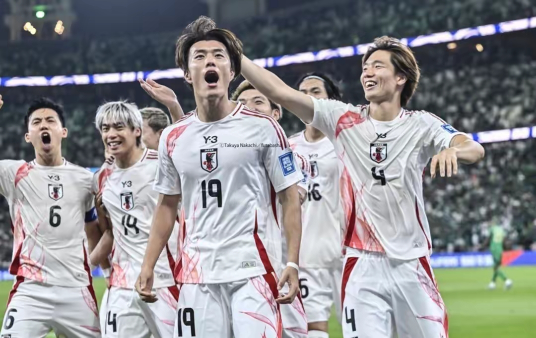 日本队伍队形完整，积极备战