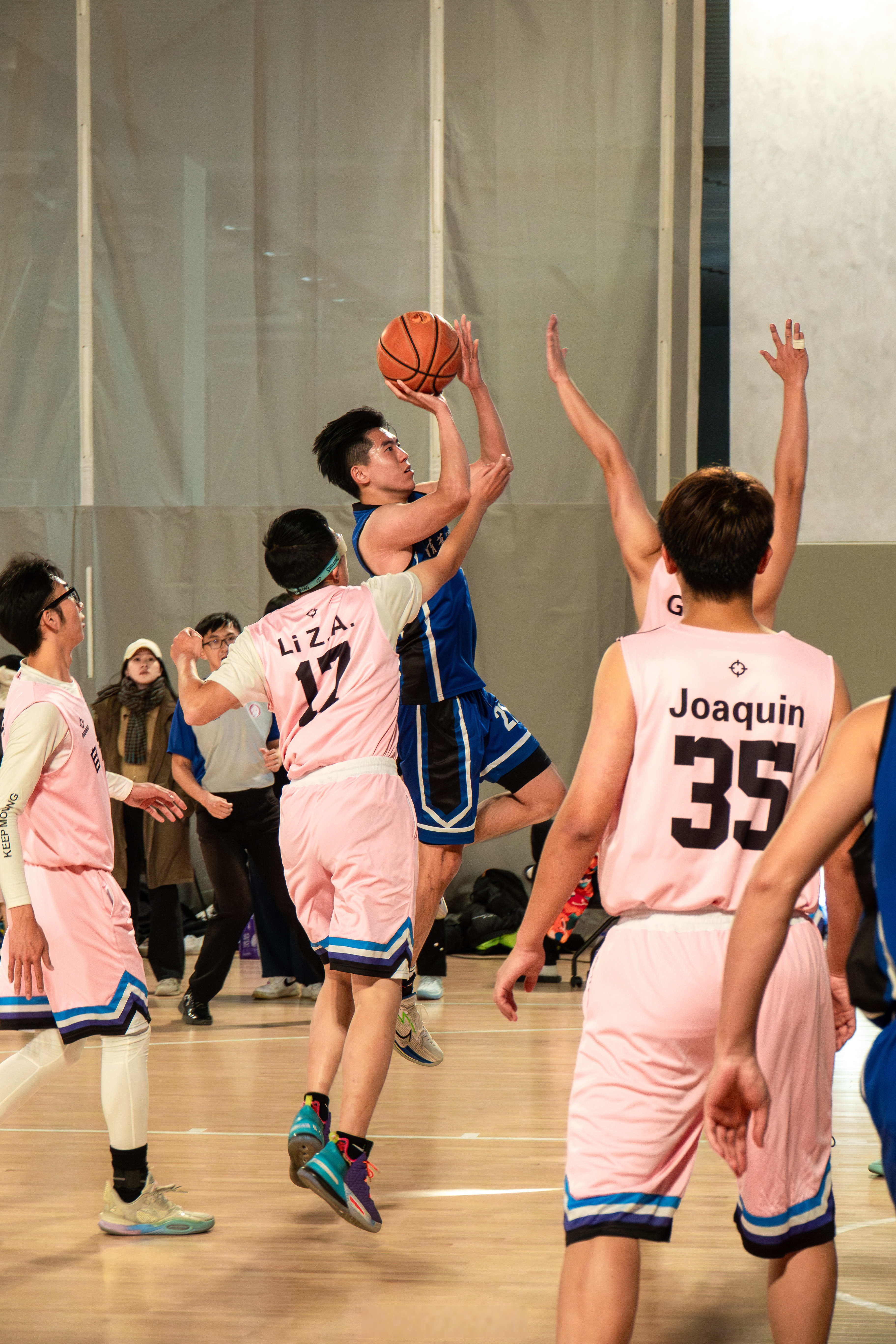 星空体育电竞-深圳篮球队在比赛中展现出团队默契，战友情深的简单介绍