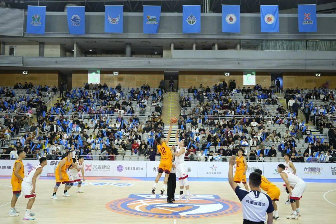 关于篮球赛事现场气氛火爆，球迷欢呼不断的信息