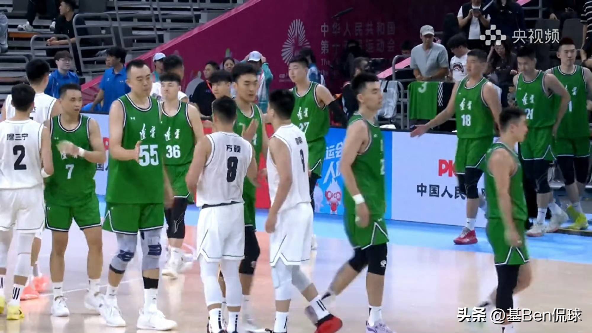 球队队员在比赛中发挥出色，获得胜利